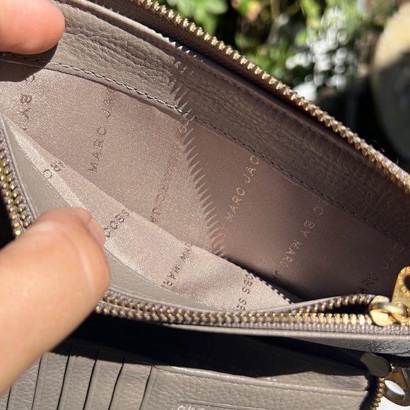 MARC by MARC JACOBS Classic Wallet. Color :MUSHROOM - Picture 15 of 17